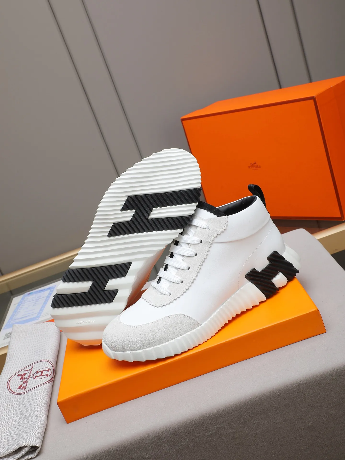 PPP460 (Hermes high-top men's shoes)🆕Men's sports shoes, decorated with textured calfskin details. Spliced ​​with original cowhide, this shoe draws inspiration from the equestrian world, integrating technical details and practical functions. Breathable sheep lining, original combination outsole, high-end quality, and every detail is perfectly combined! Size: 38-44 (45 can be customized)